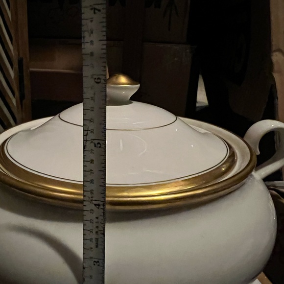 Vintage 22k yellow gold trim and cream large bowl with lid 6.2”high;7.4”diameter - Picture 8 of 12